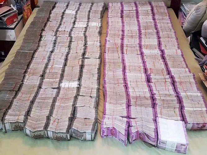 police-seize-rs-1-crore-in-cash-from-a-bmw-car-in-delhi